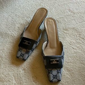 Gucci signature logo closed slide flats